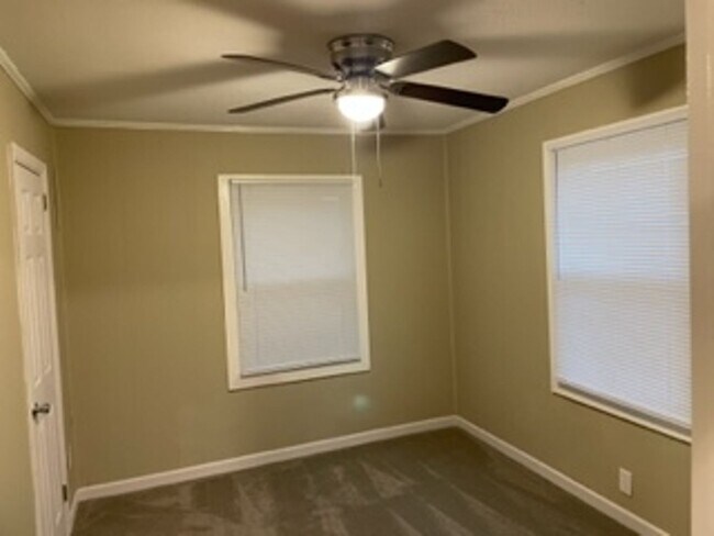 Building Photo - 1404 Rosewood Ln