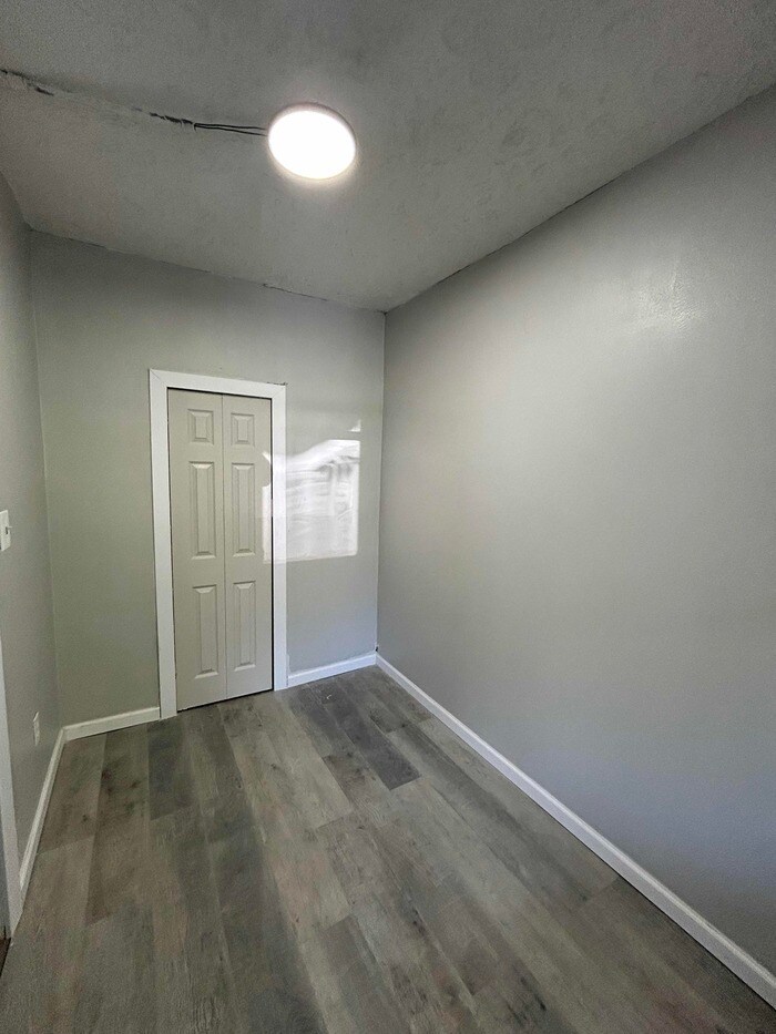 Building Photo - 1582 E 49th St