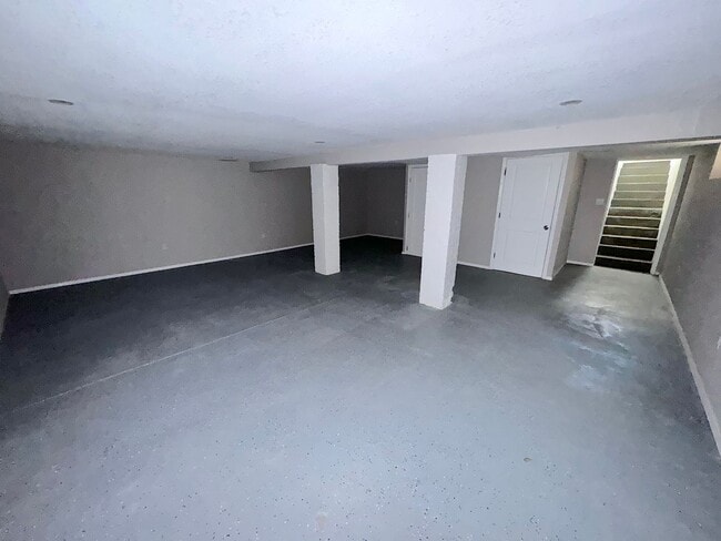 Building Photo - 2 bed w/REFRIG A/C and HUGE finished basem...