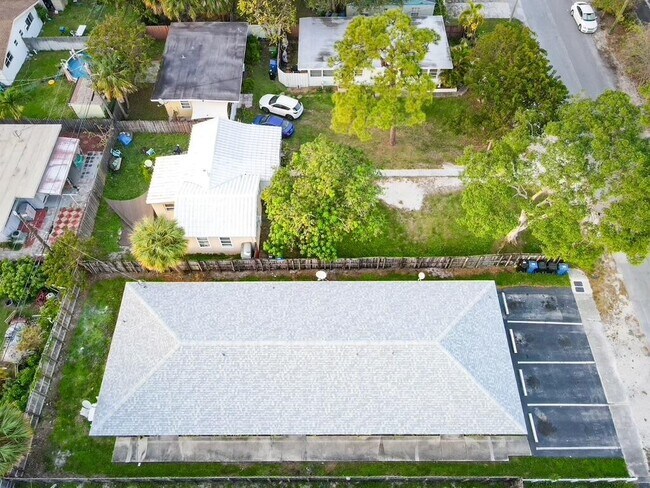 Building Photo - 1025 NE 17th Ave