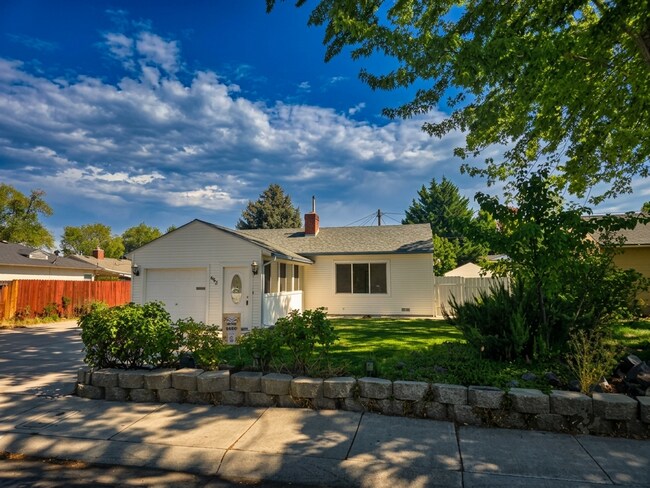 Building Photo - 652 Arbutus St