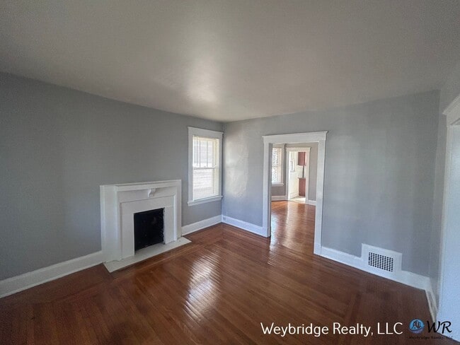Building Photo - 862 Academy Ave