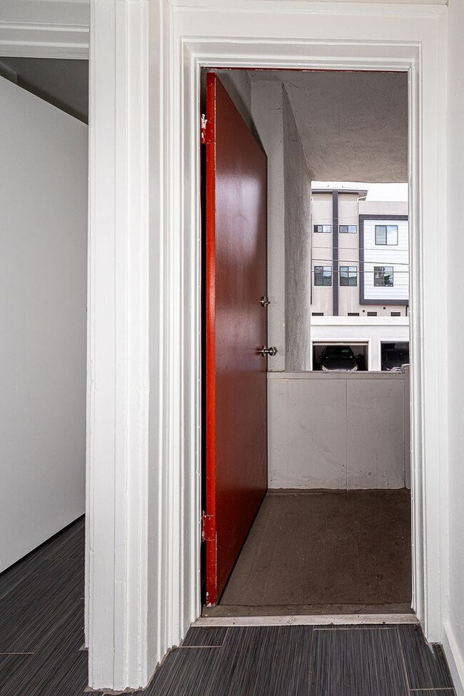 Building Photo - Bright and airy 2-bedroom 2-bath in Mid- City