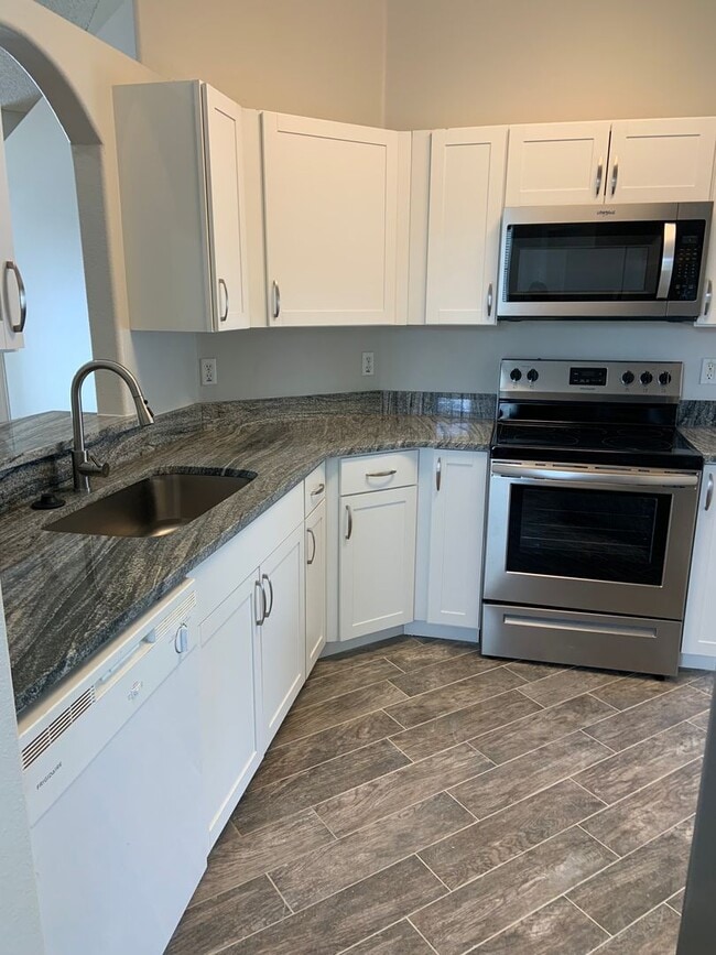 Building Photo - Updated 3 bed/ 2bath- Lehigh Woods