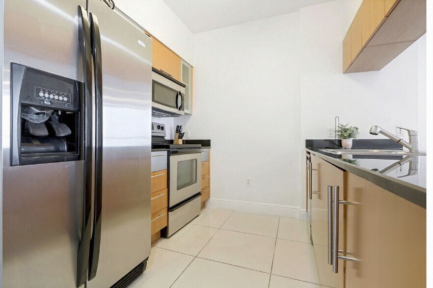 Building Photo - 1750 N Bayshore Dr