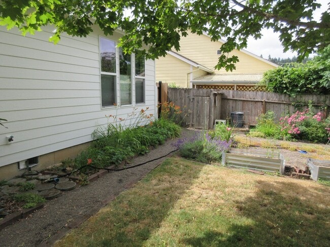 Building Photo - Beautiful Three Bedroom in Silverton