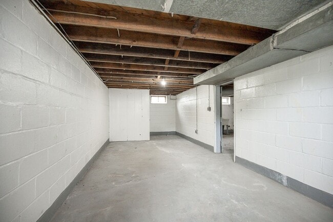 Building Photo - 3 Bedroom/1 Bath Single House Euclid!