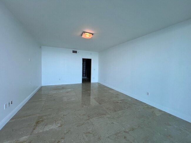 Building Photo - 1331 Brickell Bay Dr