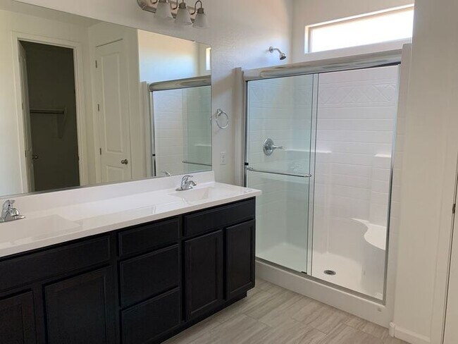 Building Photo - This stunning 4-bedroom, 2-bathroom home l...