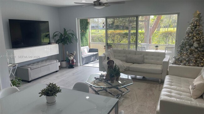 Building Photo - 10138 Royal Palm Blvd