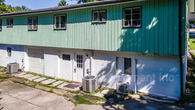 Building Photo - 708 Dutch Valley Drive Northeast - 1