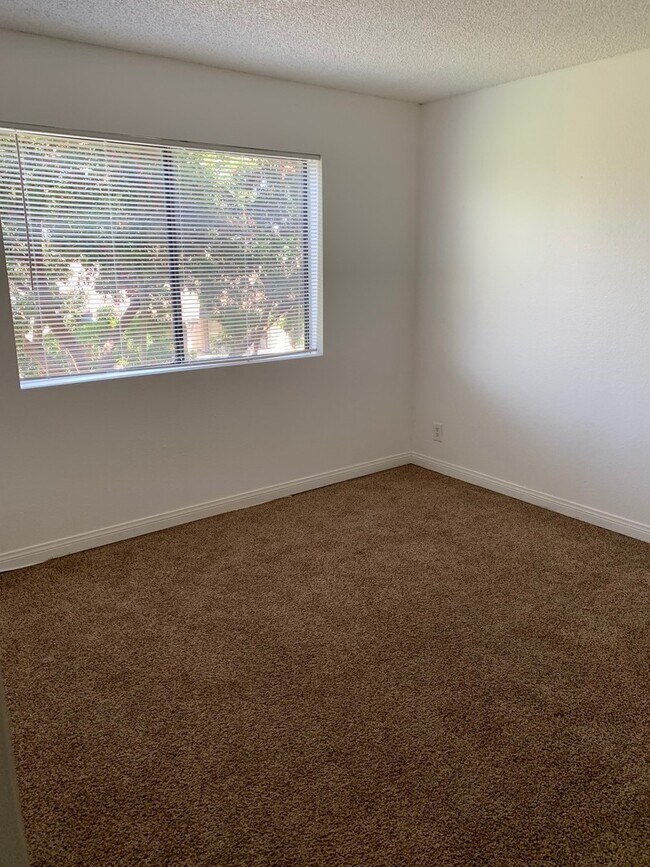 Building Photo - Spacious Condo w/ Washer/Dryer, A/C & View!