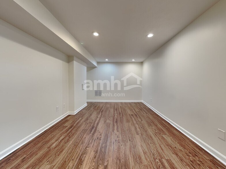 Building Photo - 6645 Water Lily Ln