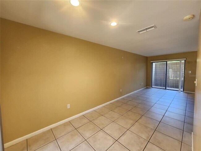 Building Photo - 702 SW 70th Terrace