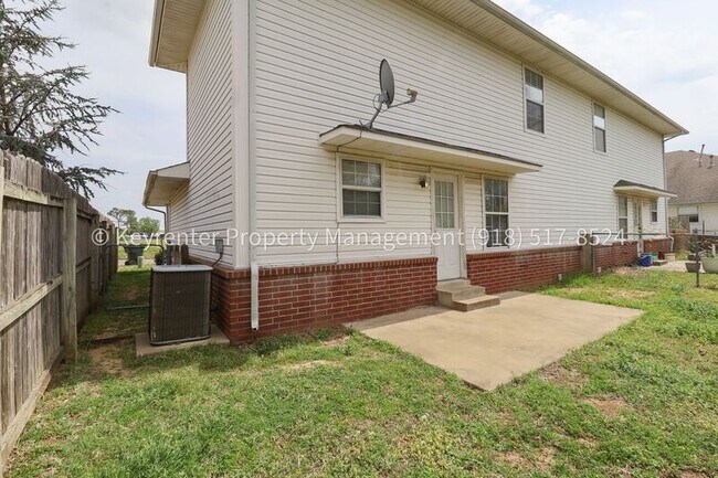 Building Photo - 1307 N Willow Dr