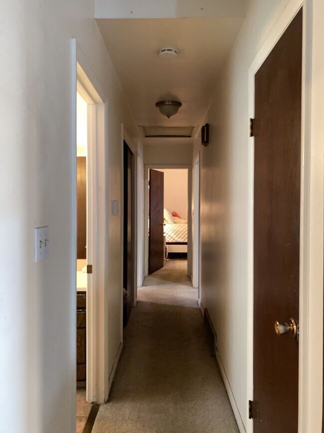 Building Photo - STUDENTS WELCOME! Sprawling 6 Bed / 3 Bath Home Near College and Drake