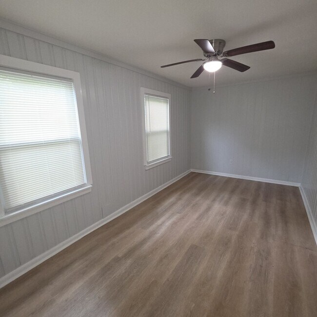 Building Photo - Rental ready Corner Lot with a Spacious 3 bedrooms and 2 full baths in Willis Ave in Independence...