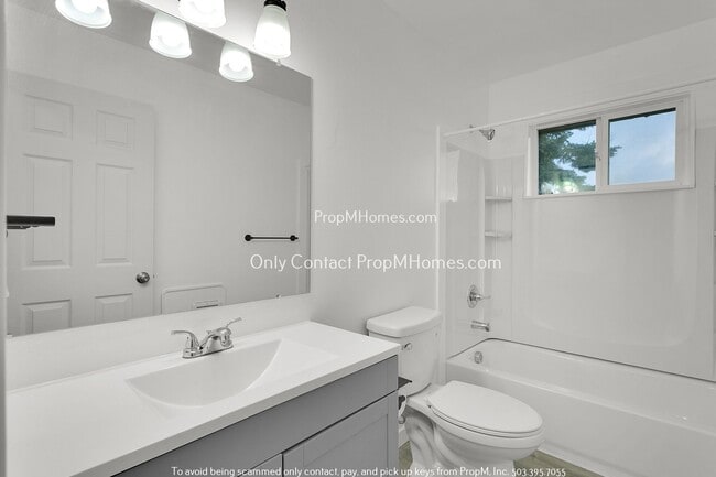 Building Photo - Updated Two Bedroom Unit - First Month Free!