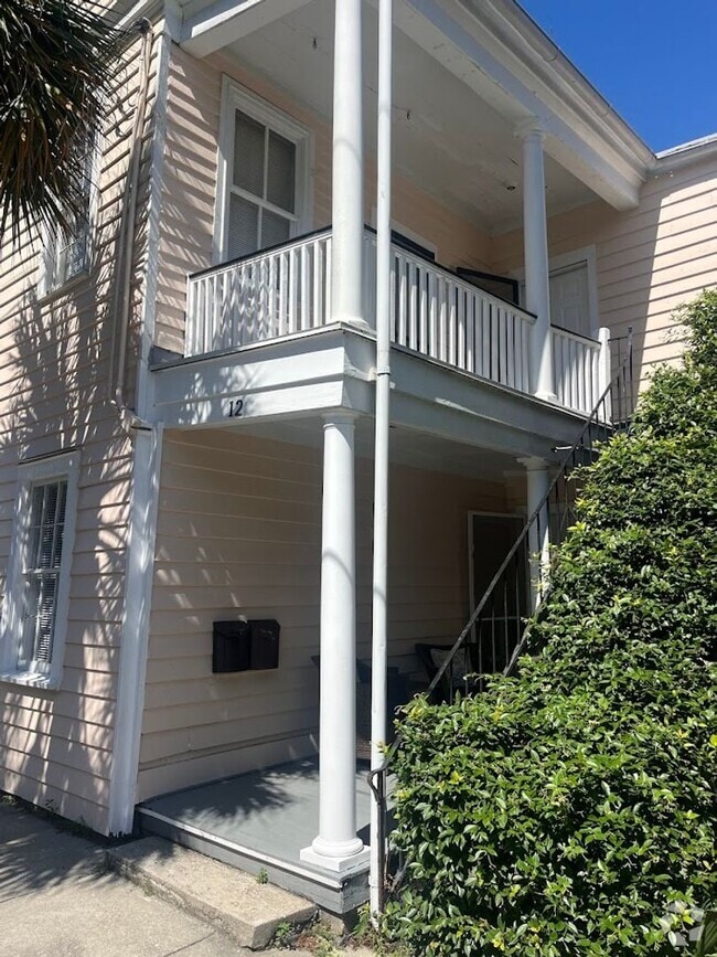 Building Photo - Available 6/9. Great 2 BR/1 BA Apartment A...