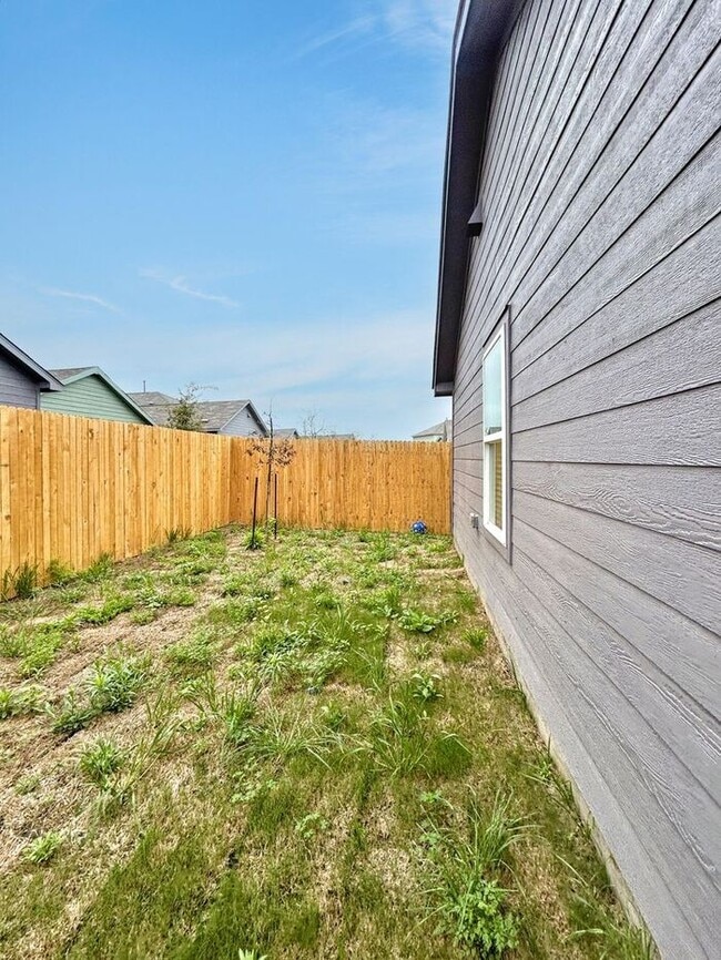 Building Photo - 3-Bedroom Home in a Quiet Neighborhood / P...