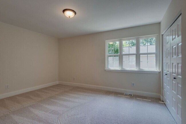 Building Photo - Beautifully remodeled condo