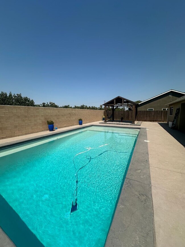 Building Photo - 4 bedroom 2 bath home in quiet Hanford nei...
