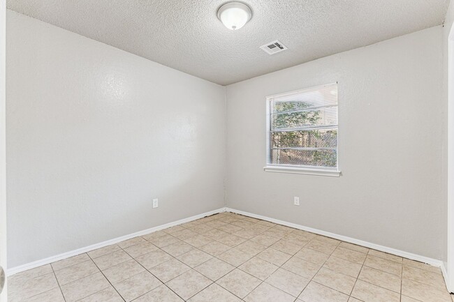 Building Photo - Beautiful brick 3 bedroom, 2 bath, 2 car g...