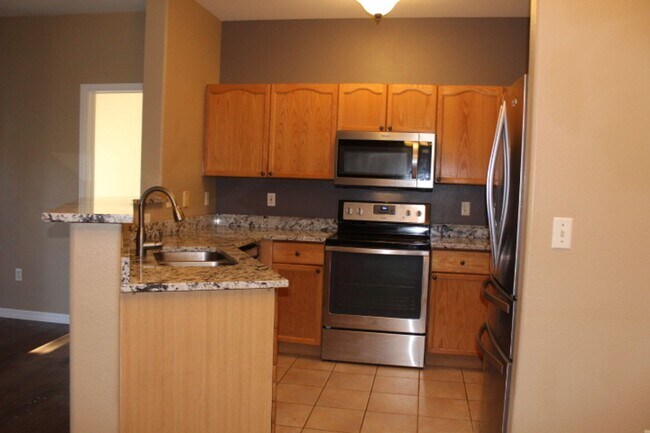 Building Photo - Littleton 2 br/2 ba Condo in Mountain Gate III!