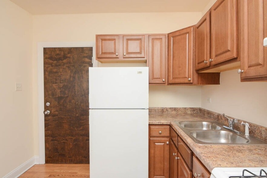 Building Photo - 2600 N Kimball Ave