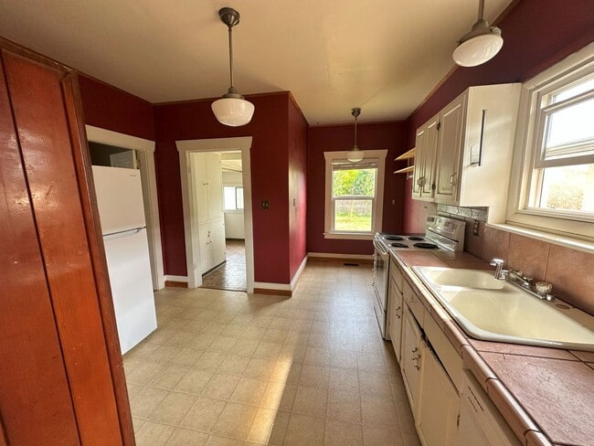 Building Photo - 2 bdrm/1 bath Lettered Streets cottage for...
