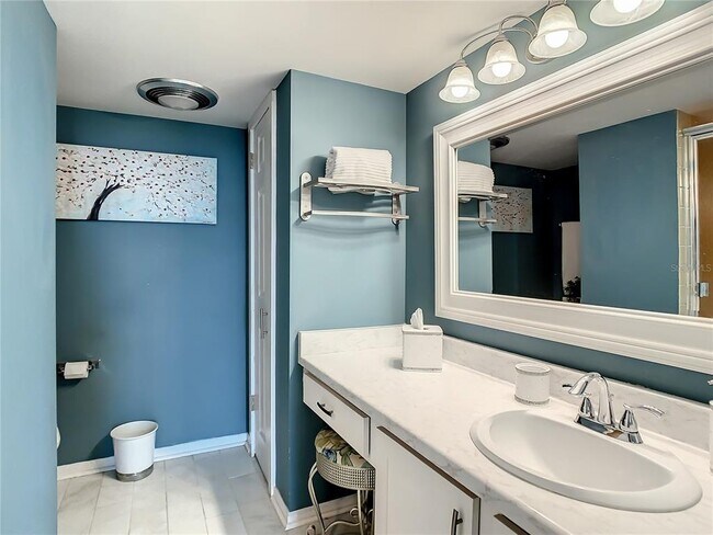 Building Photo - 7400 Sun Island Dr S