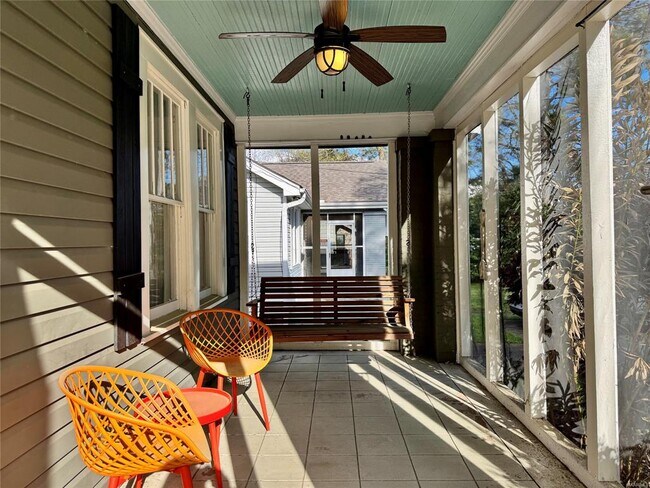 Building Photo - 2237 Winona Ave