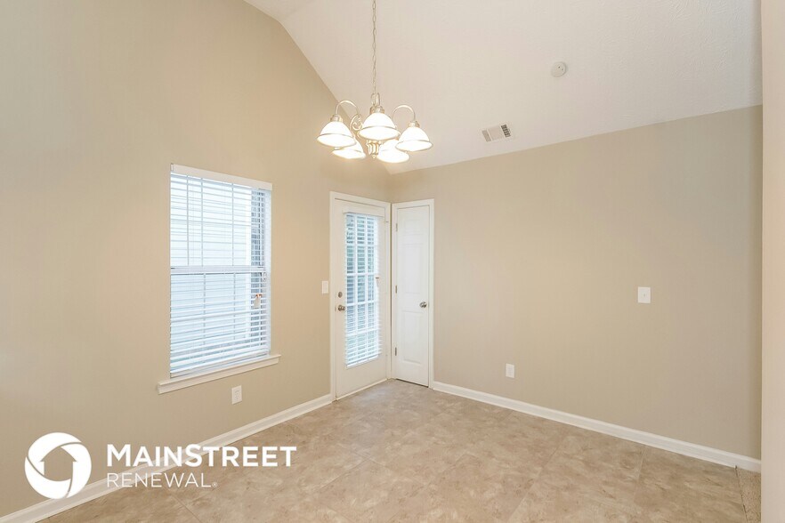 Building Photo - 1136 Oakwood Manor Ct