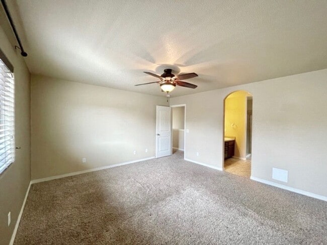 Building Photo - 2 Story Home with 3 Bed, 2.5 Bath, 2 Car G...