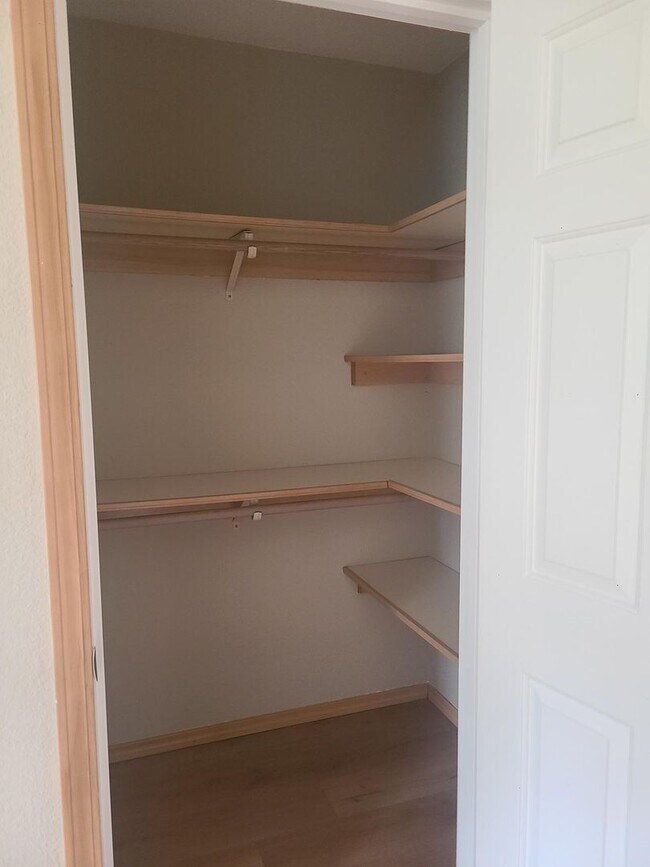 Building Photo - Spacious In-Town Home Near the High School