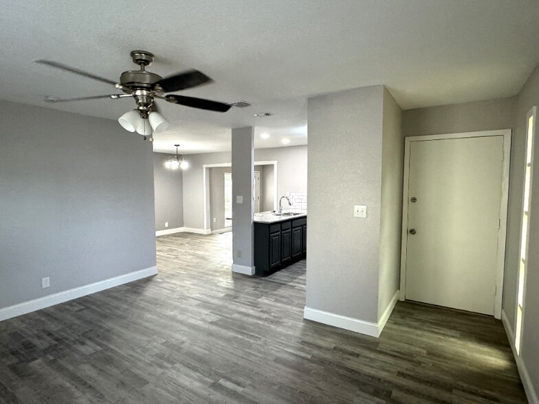 Building Photo - 3606 Versailles Dr