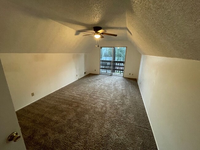 Building Photo - Two story 4 bedroom 2 bath home, Magalia