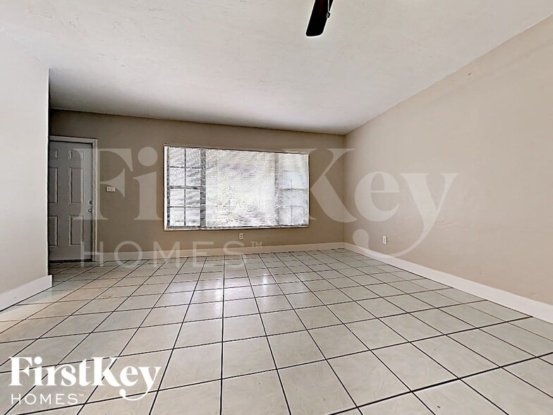 Building Photo - 1315 NE 203rd St