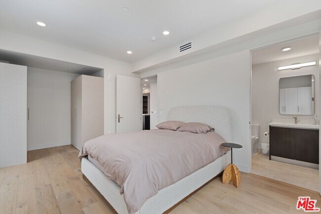 Building Photo - 505 S Barrington Ave