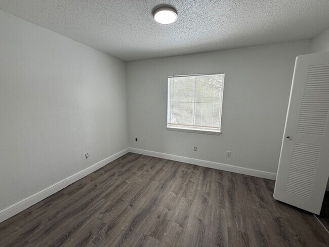 Building Photo - 133 Garden Dr