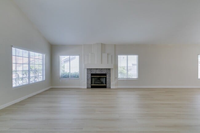 Building Photo - Stunning 3 Bedroom, 2.5 Bathroom Home in E...
