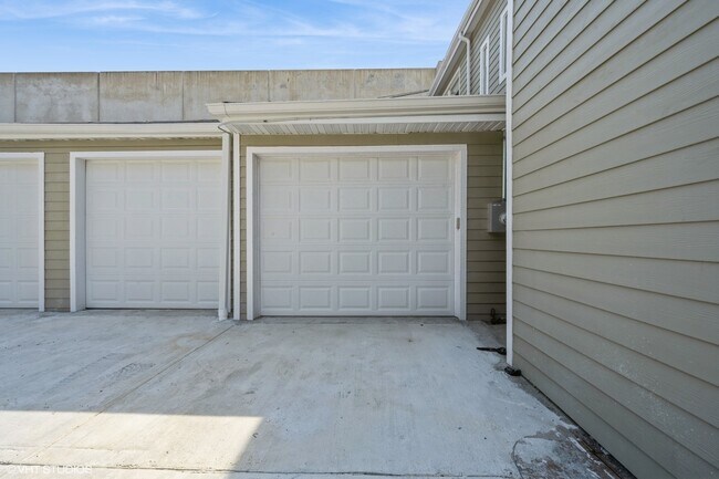 Building Photo - 5028 W Madison St