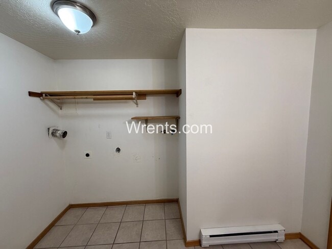 Building Photo - 11923-11925 Railroad Circle