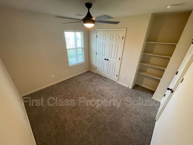 Building Photo - 2265 Blue Jay Dr