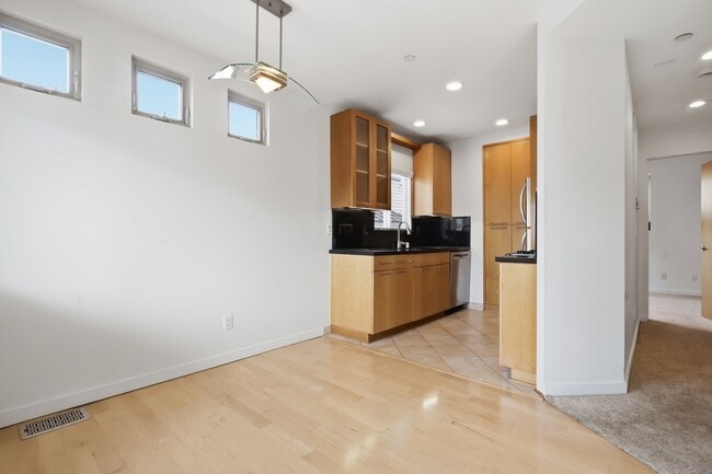 Building Photo - 207 42nd St