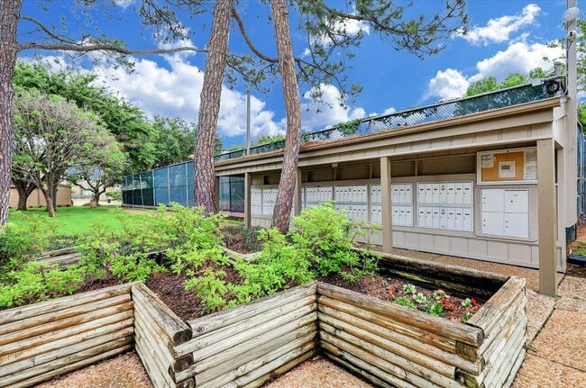 Building Photo - 880 Tully St