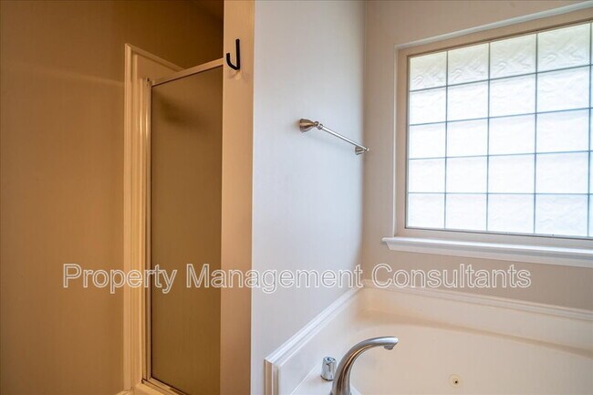 Building Photo - 108 Oak Shade Dr