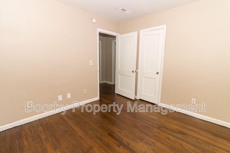 Building Photo - 3302 Pinewood Ave