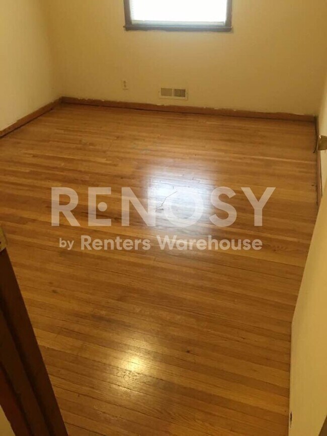 Building Photo - Wonderful 2BD / 1 BA DUPLEX  in Minneapolis Available 1/1/2024!