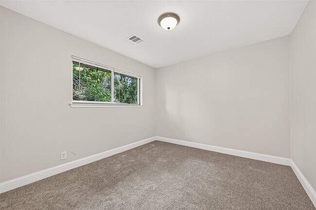 Building Photo - 509 Southern Oaks Dr